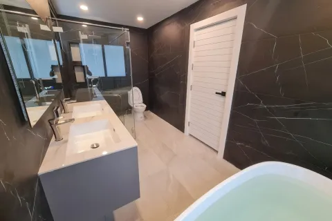 Chalet de 4 dormitorios en Pattaya, Tailandia № 155684 - foto 18