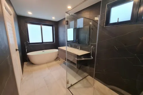 Chalet de 4 dormitorios en Pattaya, Tailandia № 155684 - foto 17