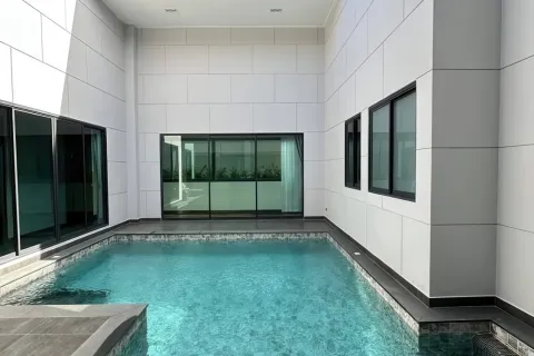 Chalet de 4 dormitorios en Pattaya, Tailandia № 155681 - foto 2