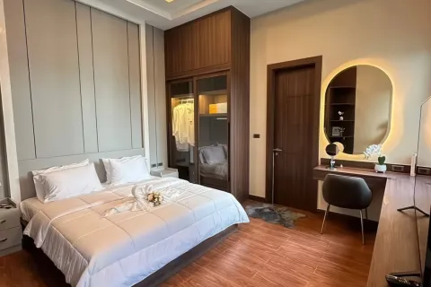Chalet de 4 dormitorios en Pattaya, Tailandia № 155681 - foto 10