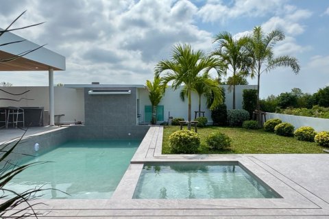 Casa de 3 dormitorios en Pattaya, Tailandia № 155685 - foto 2