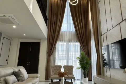 Casa de 4 dormitorios en Pattaya, Tailandia № 155686 - foto 4