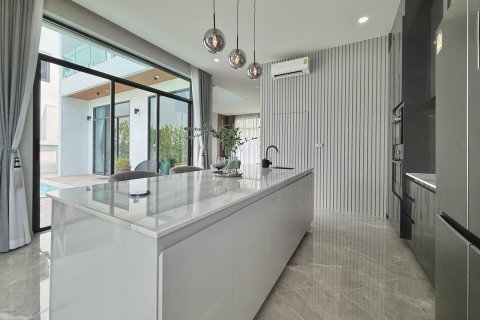Chalet de 4 dormitorios en Pattaya, Tailandia № 155680 - foto 9