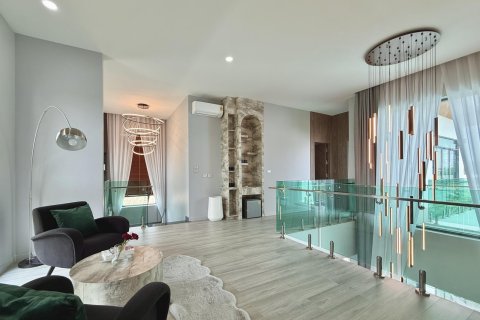 Chalet de 4 dormitorios en Pattaya, Tailandia № 155680 - foto 13