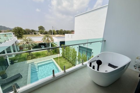 Chalet de 4 dormitorios en Pattaya, Tailandia № 155680 - foto 18