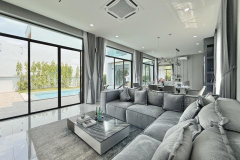 Chalet de 4 dormitorios en Pattaya, Tailandia № 155680 - foto 6