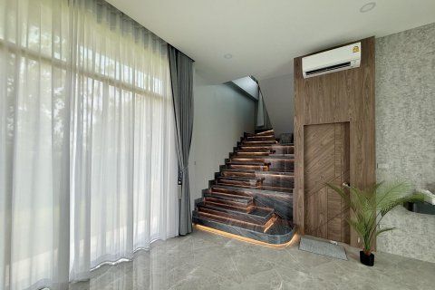 Chalet de 4 dormitorios en Pattaya, Tailandia № 155680 - foto 11