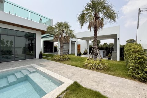 Chalet de 4 dormitorios en Pattaya, Tailandia № 155680 - foto 3