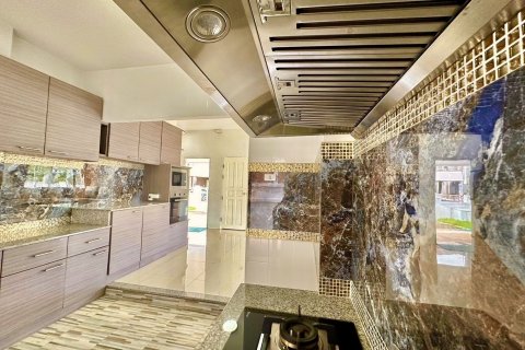 Casa de 4 dormitorios en San Kamphaeng, Tailandia № 138779 - foto 8