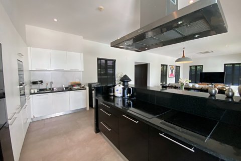 Chalet de 4 dormitorios en Hua Hin, Tailandia № 168357 - foto 18