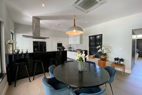 Chalet de 4 dormitorios en Hua Hin, Tailandia № 168357 - foto 17