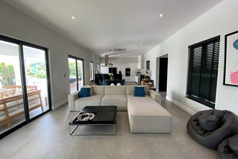 Chalet de 4 dormitorios en Hua Hin, Tailandia № 168357 - foto 14