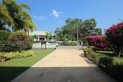 Chalet de 4 dormitorios en Hua Hin, Tailandia № 168359 - foto 29
