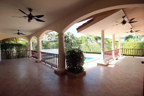 Chalet de 4 dormitorios en Hua Hin, Tailandia № 168359 - foto 8