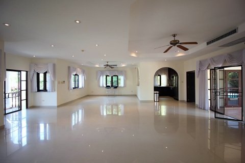 Chalet de 4 dormitorios en Hua Hin, Tailandia № 168359 - foto 9