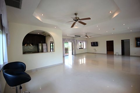 Chalet de 4 dormitorios en Hua Hin, Tailandia № 168359 - foto 11