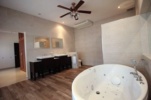 Chalet de 4 dormitorios en Hua Hin, Tailandia № 168359 - foto 18