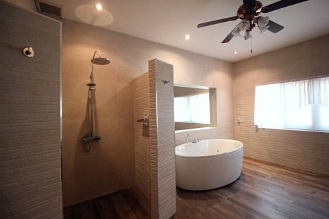 Chalet de 4 dormitorios en Hua Hin, Tailandia № 168359 - foto 19