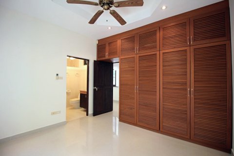 Chalet de 4 dormitorios en Hua Hin, Tailandia № 168359 - foto 22