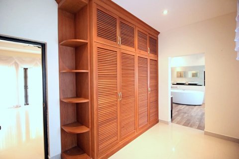 Chalet de 4 dormitorios en Hua Hin, Tailandia № 168359 - foto 16