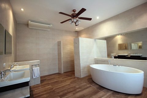 Chalet de 4 dormitorios en Hua Hin, Tailandia № 168359 - foto 17