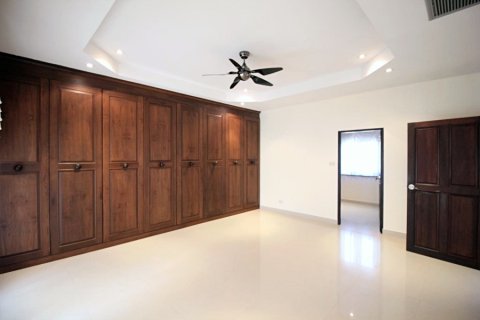 Chalet de 4 dormitorios en Hua Hin, Tailandia № 168359 - foto 15