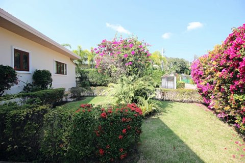 Chalet de 4 dormitorios en Hua Hin, Tailandia № 168359 - foto 26