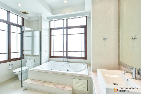House in Bangkok, Thailand 4 bedrooms № 190246 - photo 9
