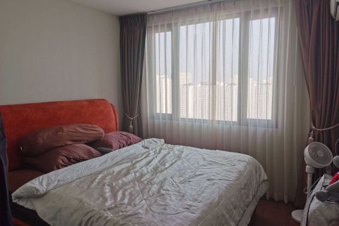 Condominio de 2 dormitorios en Huai Khwang, Bangkok, Tailandia № 55117 - foto 4