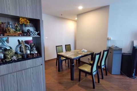 Condominio de 2 dormitorios en Huai Khwang, Bangkok, Tailandia № 55117 - foto 2