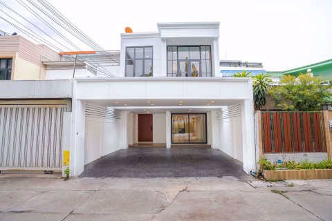 Casa de 3 dormitorios en Watthana, Bangkok, Tailandia № 55120 - foto 2