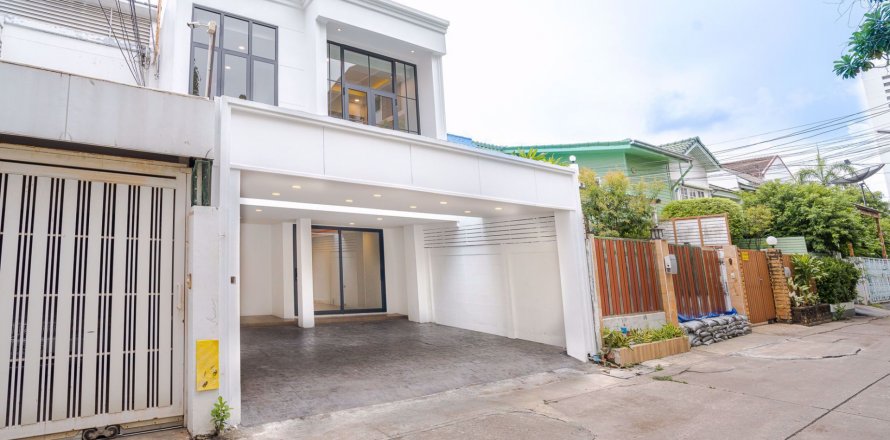 Casa de 3 dormitorios en Watthana, Bangkok, Tailandia № 55120