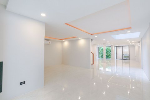 Casa de 3 dormitorios en Watthana, Bangkok, Tailandia № 55120 - foto 6