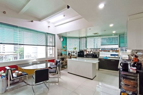 Dúplex de 4 dormitorios en Khlong Toei, Bangkok, Tailandia № 170828 - foto 8