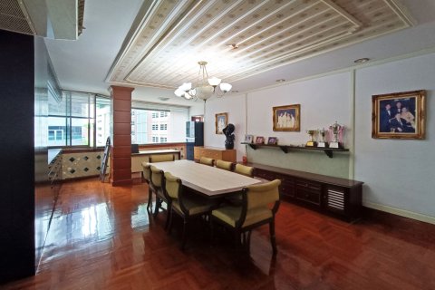 Dúplex de 4 dormitorios en Khlong Toei, Bangkok, Tailandia № 170828 - foto 4