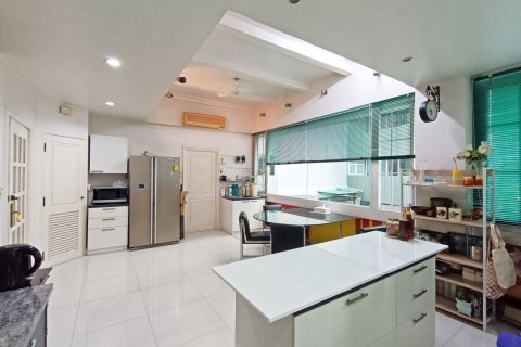 Dúplex de 4 dormitorios en Khlong Toei, Bangkok, Tailandia № 170828 - foto 7