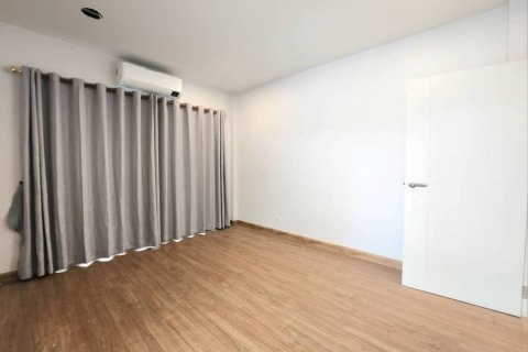 Chalet de 4 dormitorios en Bang Phli Yai, Tailandia № 133876 - foto 8