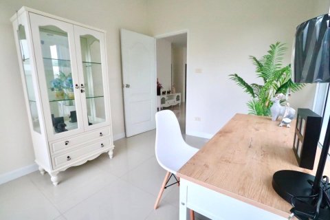 Chalet de 3 dormitorios en Pattaya, Tailandia № 209158 - foto 7