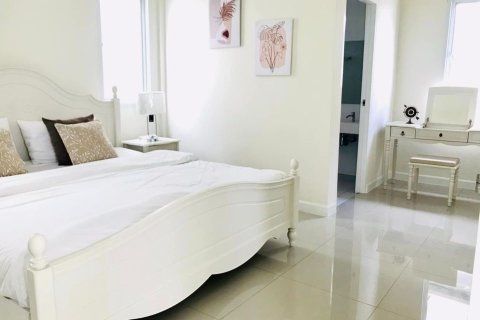 Chalet de 3 dormitorios en Pattaya, Tailandia № 209158 - foto 15