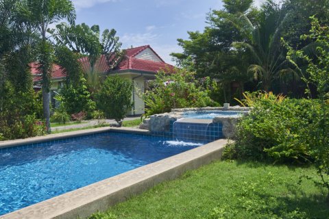 Villa in Pattaya, Thailand 15 Schlafzimmer № 135855 - Foto 8
