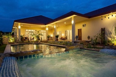 Villa in Pattaya, Thailand 15 Schlafzimmer № 135855 - Foto 12