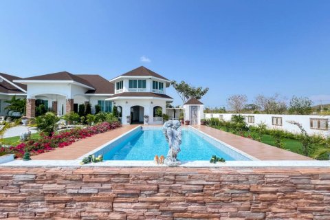 Casa de 4 dormitorios en Hua Hin, Tailandia № 172801 - foto 2