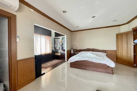 Condominio de 4 dormitorios en Bang Na, Bangkok, Tailandia № 173173 - foto 11