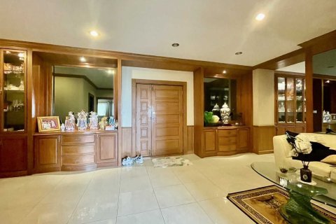 Condominio de 4 dormitorios en Bang Na, Bangkok, Tailandia № 173173 - foto 8