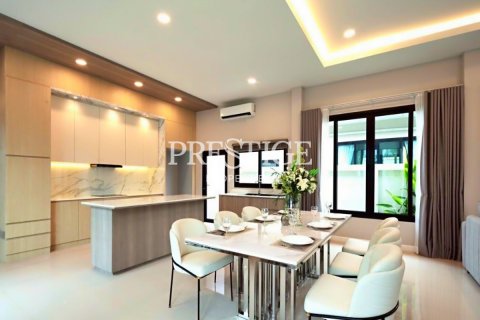 Casa de 3 dormitorios en Pattaya, Tailandia № 197768 - foto 7