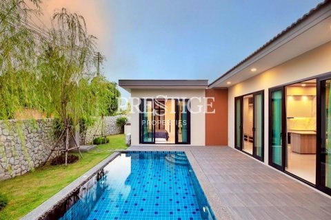 Casa de 3 dormitorios en Pattaya, Tailandia № 197768 - foto 2