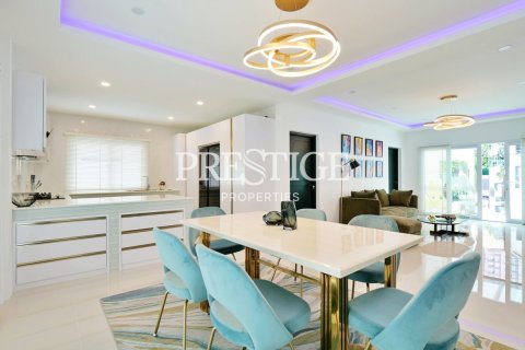House in Pattaya, Thailand 4 bedrooms № 198660 - photo 6
