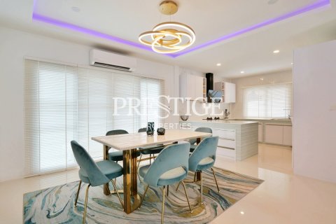 House in Pattaya, Thailand 4 bedrooms № 198660 - photo 5