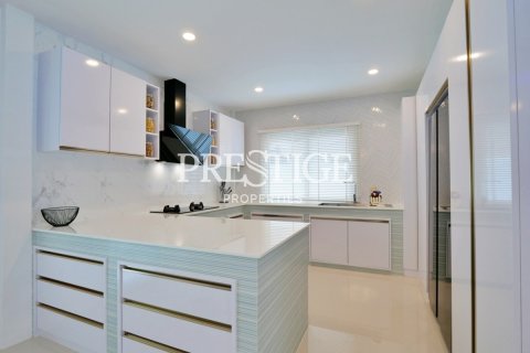 House in Pattaya, Thailand 4 bedrooms № 198660 - photo 8