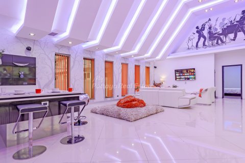 Casa de 4 dormitorios en Pattaya, Tailandia № 205022 - foto 12
